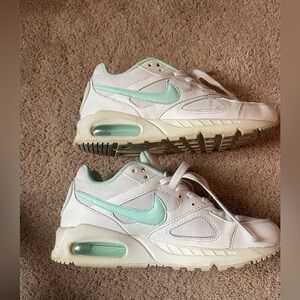Glow in the dark air maxes